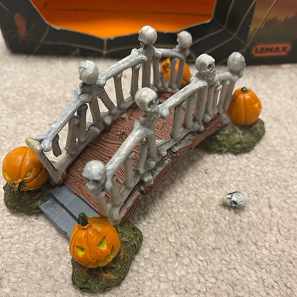 LEMAX Spooky Town - Retired Skull Bridge of Bones Pumpkins Halloween Village 🎃
